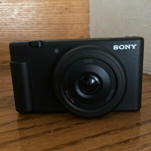 Sony - ZV-1F Vlog Camera for Content Creators and Vloggers - Black